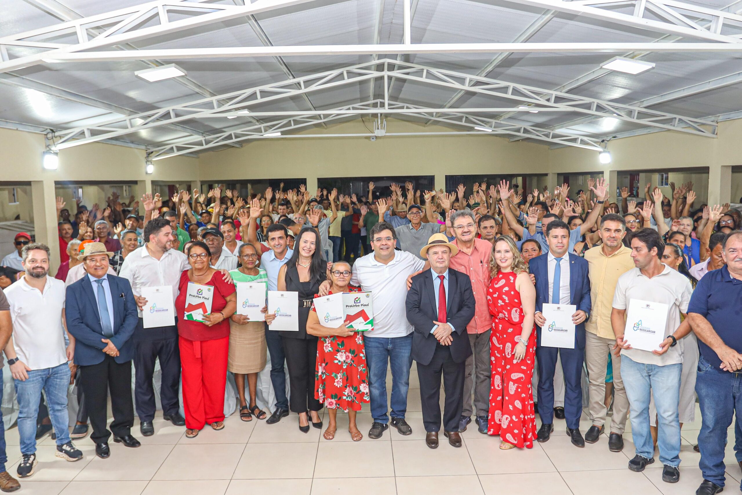Sead entrega registros de imóveis e regulariza 100% do perímetro urbano de Floresta do Piauí
