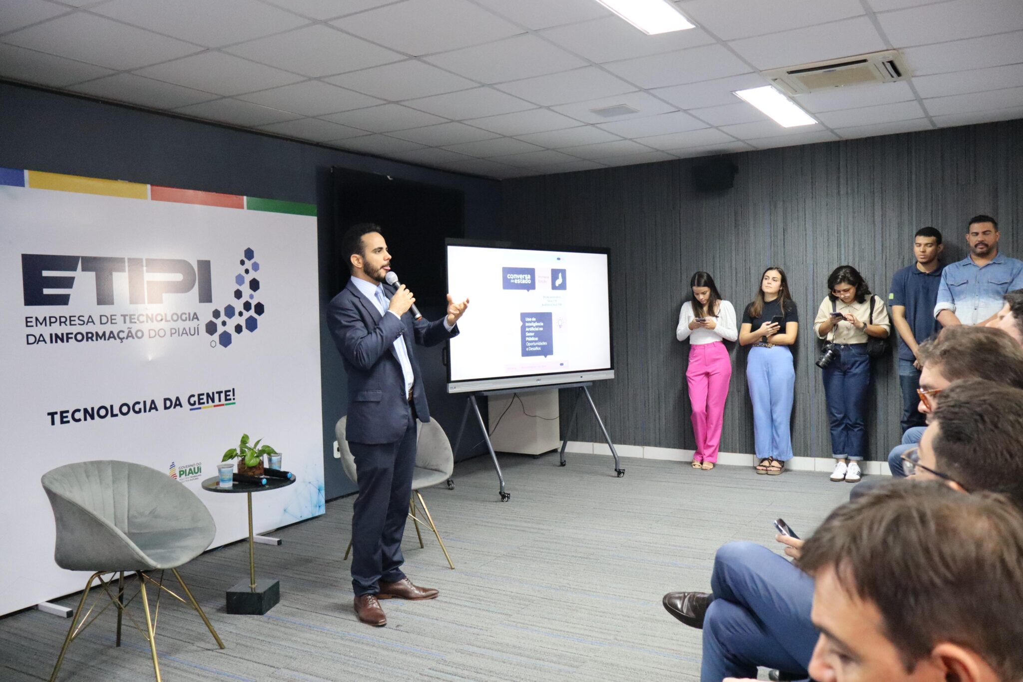 Escola de Governo capacita servidores e emite mais de 4 mil certificados de cursos em 2024