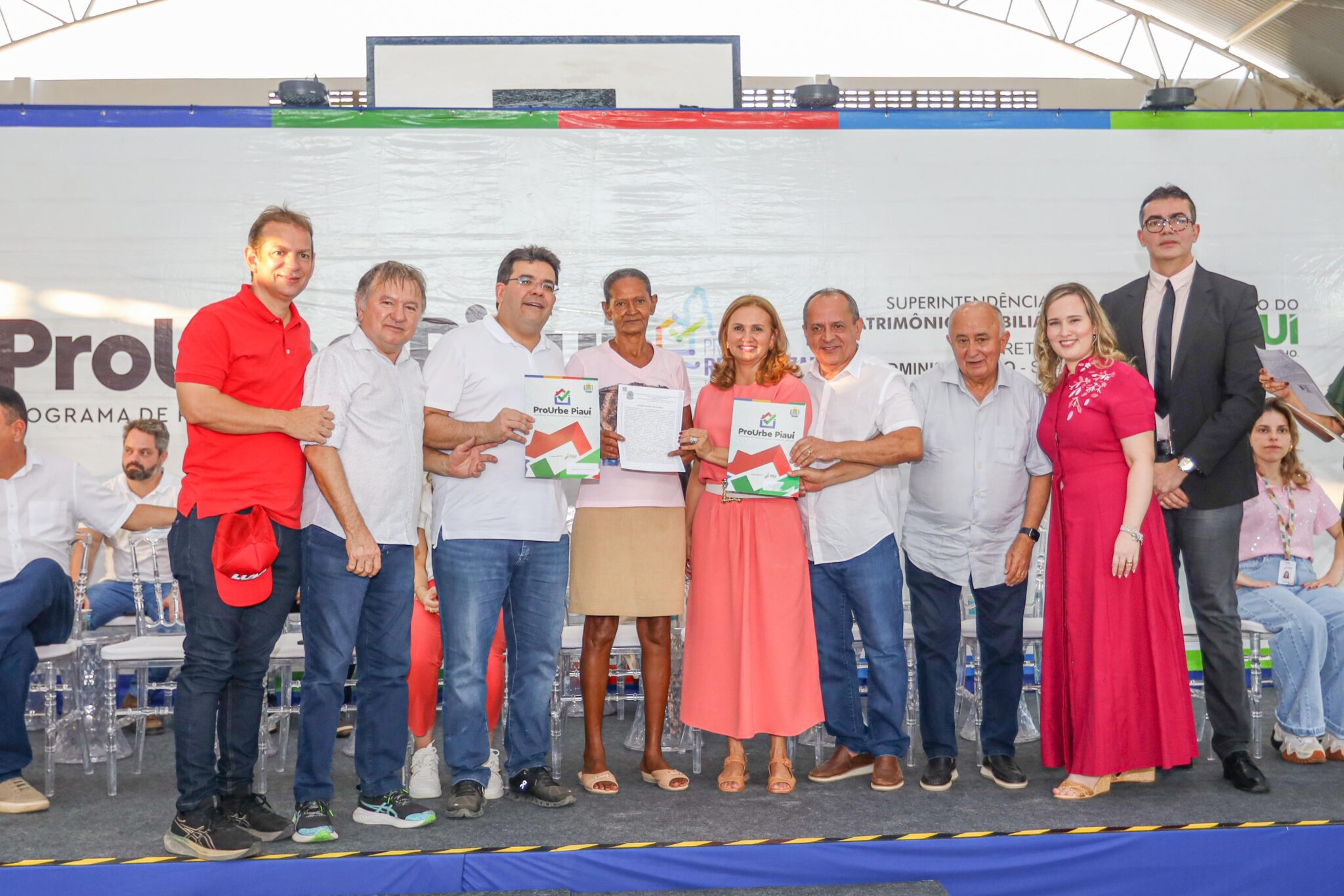 ProUrbe: SEAD entrega registros de imóveis para moradores de Conjunto Habitacional em São Raimundo Nonato-PI