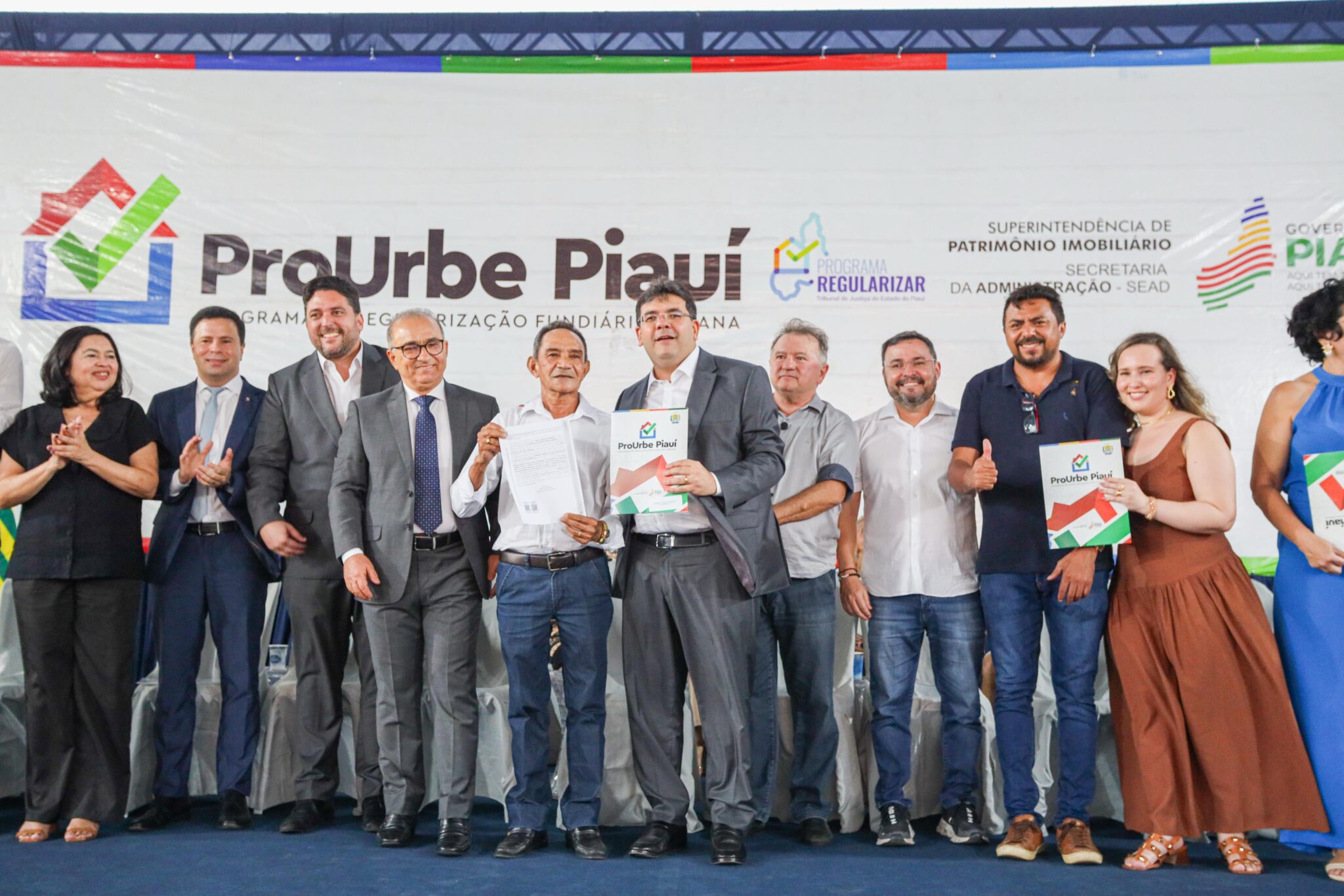 Governo do Estado entrega 270 títulos no Parque Piauí e comemora 70 mil registros de imóveis no estado