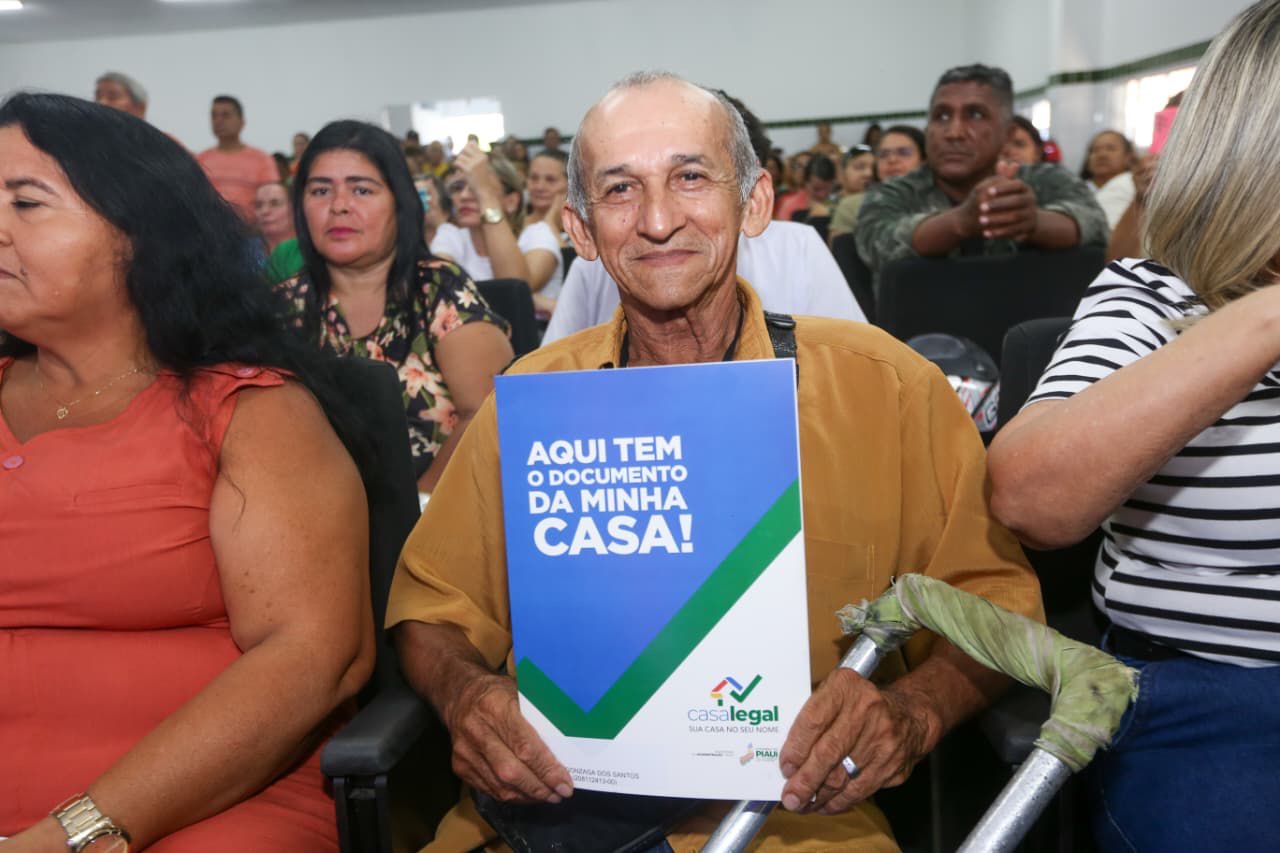 Casa Legal: Rafael Fonteles entrega mais de 400 registros de imóveis para famílias em Parnaíba