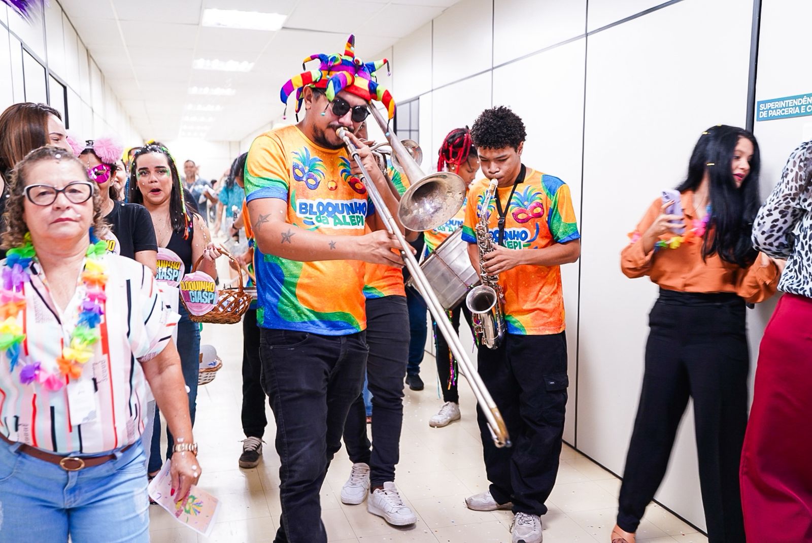 Bloquinho da Sead leva folia carnavalesca para secretarias do Centro Administrativo